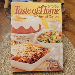 LIKE NEW!! 2009 Taste of Home Annual Cookbook